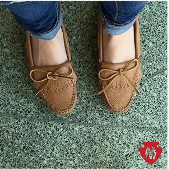🆕 Minnetonka Women's Moosehide Fringed Kilty Moccasin - Size 8