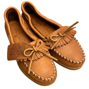 🆕 Minnetonka Women's Moosehide Fringed Kilty Moccasin - Size 8