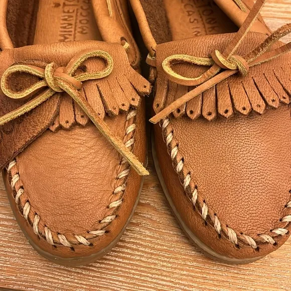 🆕 Minnetonka Women's Moosehide Fringed Kilty Moccasin - Size 8