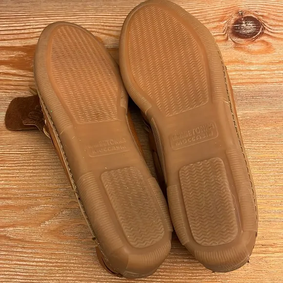 🆕 Minnetonka Women's Moosehide Fringed Kilty Moccasin - Size 8