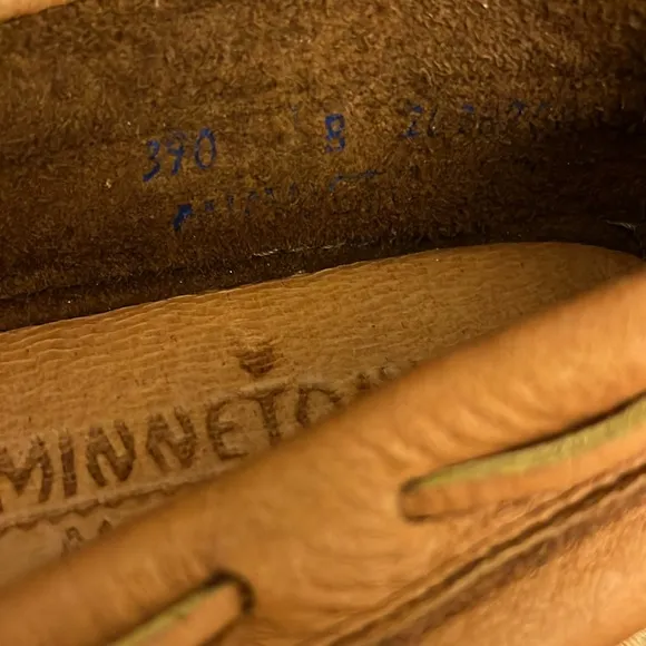 🆕 Minnetonka Women's Moosehide Fringed Kilty Moccasin - Size 8