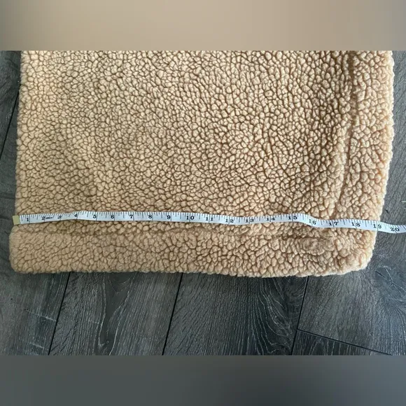 💛 Sherpa fleece Cape/shrug/stole/wrap. Worn on the runway- Like new! No flaws!