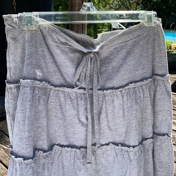 2000s BOHO CHIC ABERCROMBIE &amp; FITCH GRAY THREE TIERED MIDI SKIRT RARE ⭐️⭐️⭐️⭐️⭐️