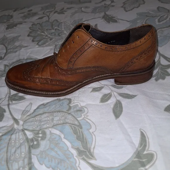 A pair of Cole Haan leather lace-up Derby loafers in a Mens size 9M.