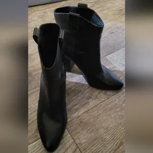 AEROSOLE Lincoln Square Black Leather Boots Bootie Western Stitching Heeled 9.5