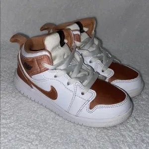 Air Jordan 1 Mid White Rose Gold 644507-190 Size 9c