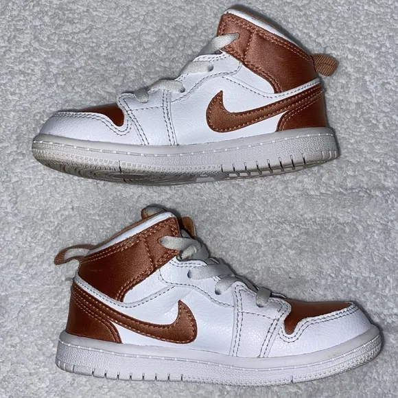 Air Jordan 1 Mid White Rose Gold 644507-190 Size 9c