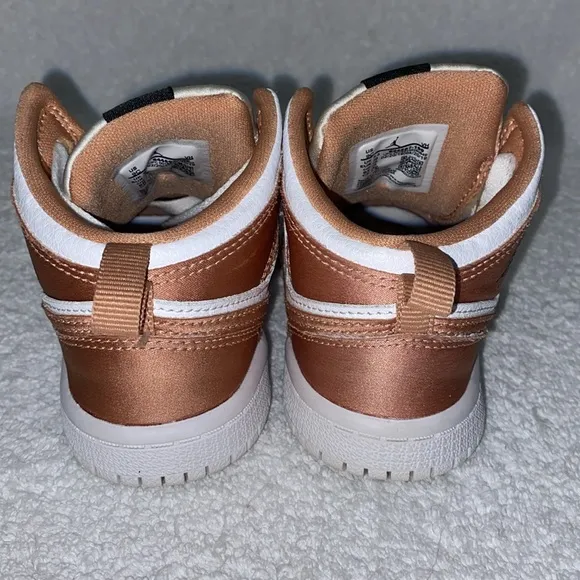 Air Jordan 1 Mid White Rose Gold 644507-190 Size 9c