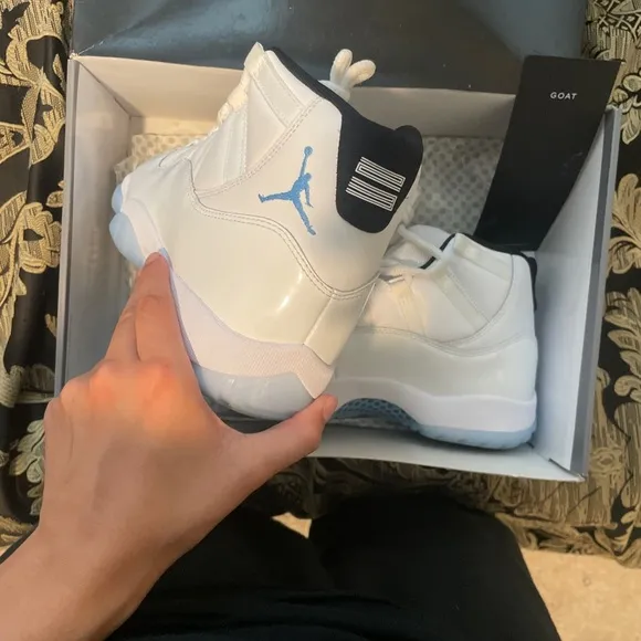 AIR JORDAN 11 RETRO WHITE/LEGEND BLUE-BLACK BLANC/NOIR/BLEUCOLUMBIE  Men size 8