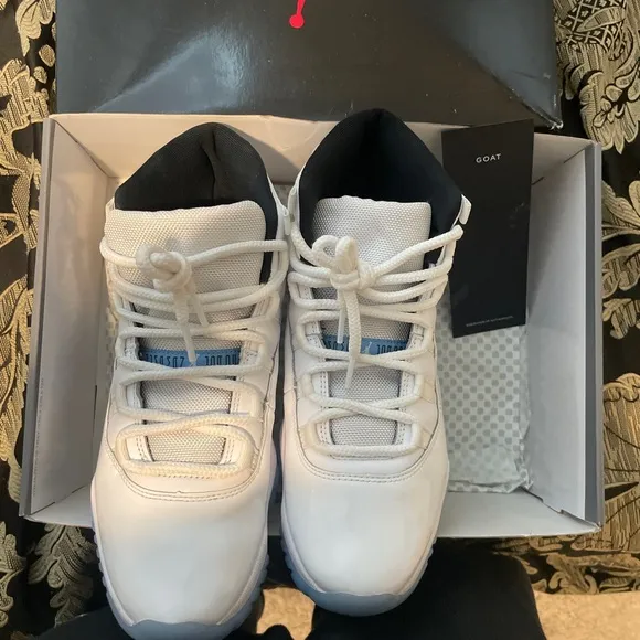 AIR JORDAN 11 RETRO WHITE/LEGEND BLUE-BLACK BLANC/NOIR/BLEUCOLUMBIE  Men size 8