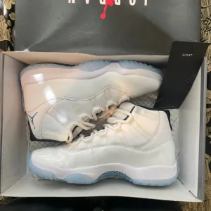 AIR JORDAN 11 RETRO WHITE/LEGEND BLUE-BLACK BLANC/NOIR/BLEUCOLUMBIE  Men size 8
