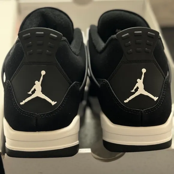 Air Jordan 4 White Thunder Sneakers