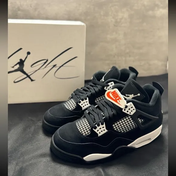 Air Jordan 4 White Thunder Sneakers