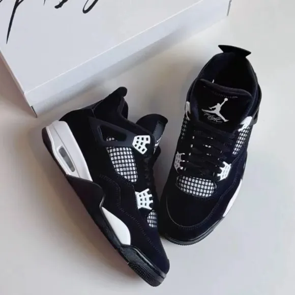 Air Jordan 4 White Thunder Sneakers