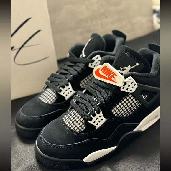 Air Jordan 4 White Thunder Sneakers