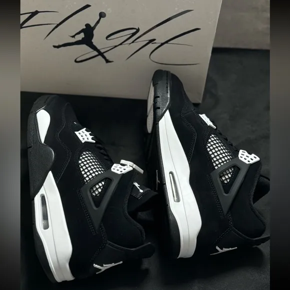 Air Jordan 4 White Thunder Sneakers