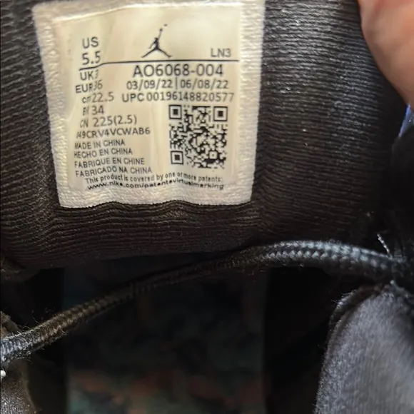 Air JORDAN Sneakers in Black and Blue Barley wore
