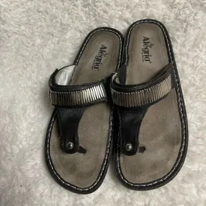 Alegria Leather black thong sandals  silver tone bar accents EUR SZ41.