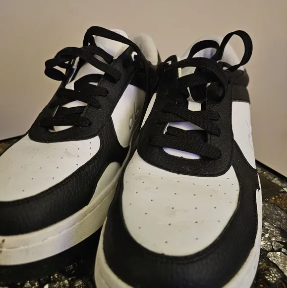ALO Yoga Man Black and White Sneakers