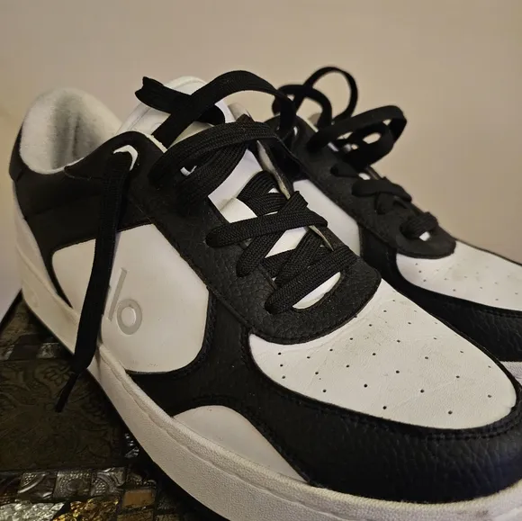 ALO Yoga Man Black and White Sneakers