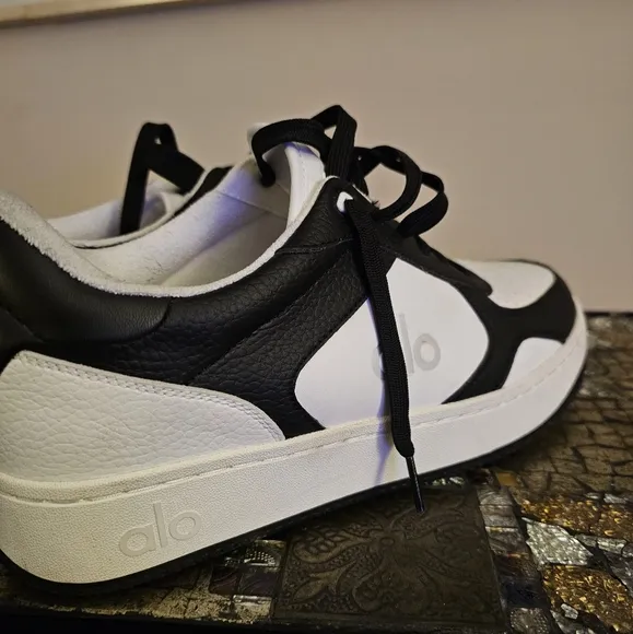 ALO Yoga Man Black and White Sneakers