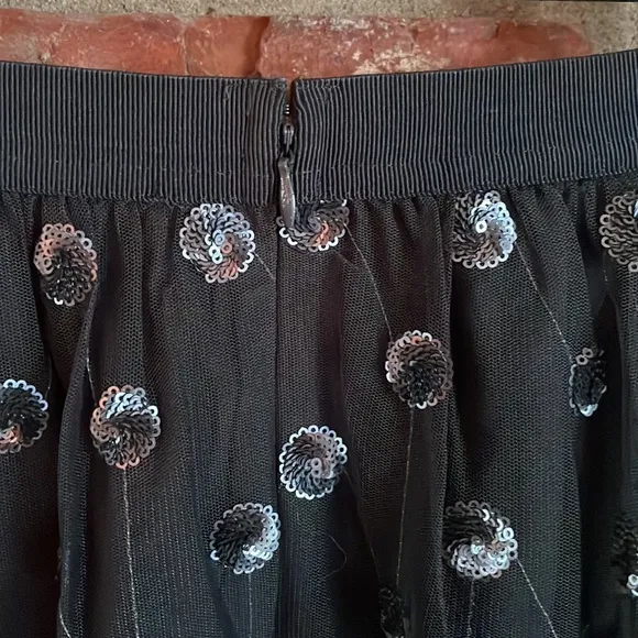 🔥Ann Taylor sequined tulle midi skirt. Perfect for Holidays! SILVER and gray, M