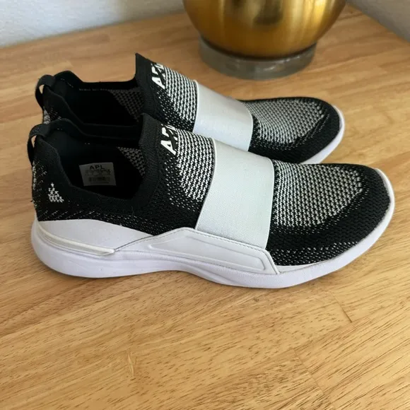 APL TechLoom Bliss White Black Womens Lightweight Sneakers Size 8