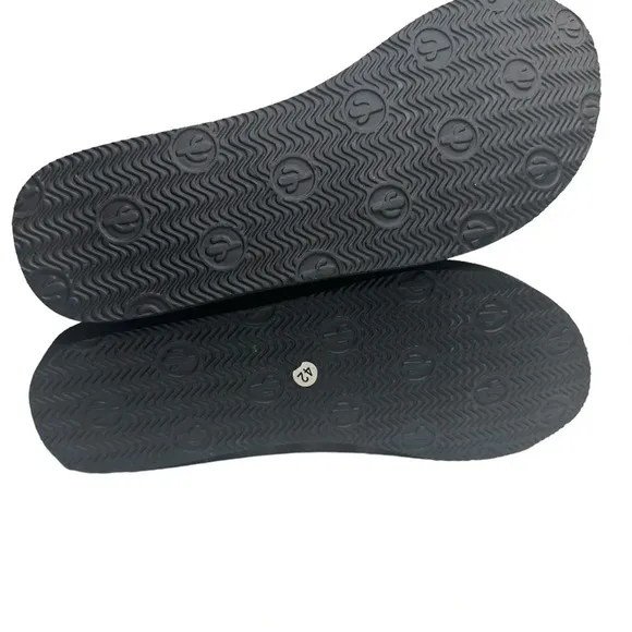 ARIZONA LOVE TREKKY FLAT SPARTIATE SANDALS IN BLACK BANDANA.    SZ: 42