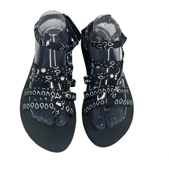 ARIZONA LOVE TREKKY FLAT SPARTIATE SANDALS IN BLACK BANDANA.    SZ: 42