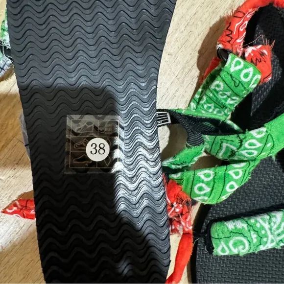 Arizona Love Trekky Mix BandanaSandal- Green, Red NEW