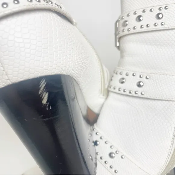 Azalea Wang white snakeskin boots size 9