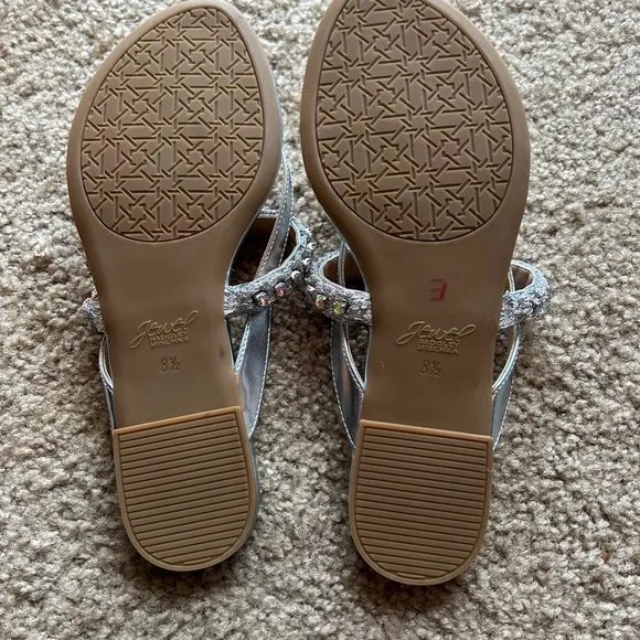Badgley Mischka NWOT Jewel Collection Silver Sandals with Crystals Size 8.5