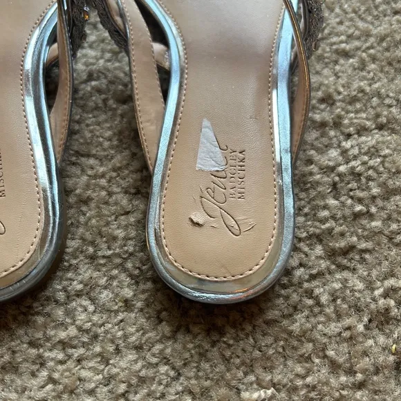 Badgley Mischka NWOT Jewel Collection Silver Sandals with Crystals Size 8.5