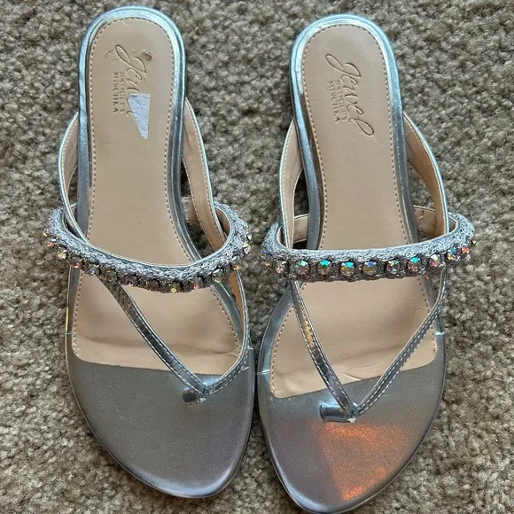 Badgley Mischka NWOT Jewel Collection Silver Sandals with Crystals Size 8.5