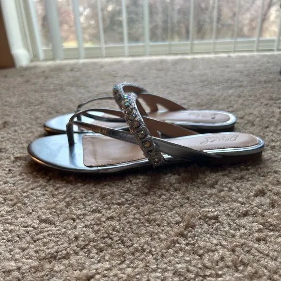 Badgley Mischka NWOT Jewel Collection Silver Sandals with Crystals Size 8.5