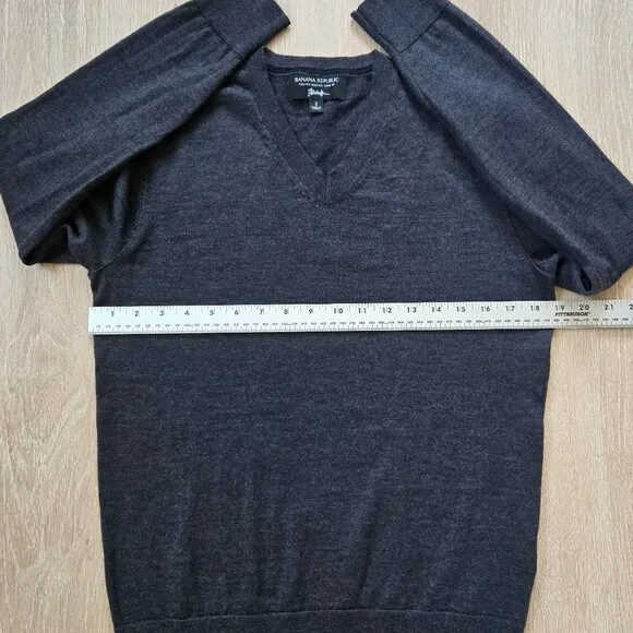 Banana Republic Men’s V-Neck Sweater Small Italian Merino Wool Long Sleeve Gray