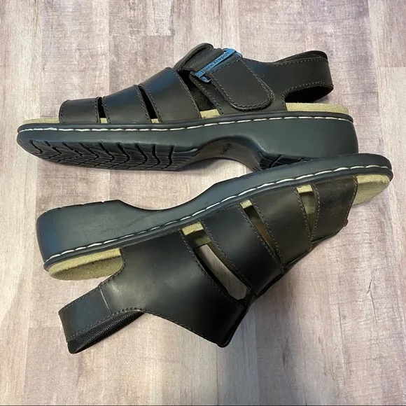 BEARTRAP sandals with Velcro side closure