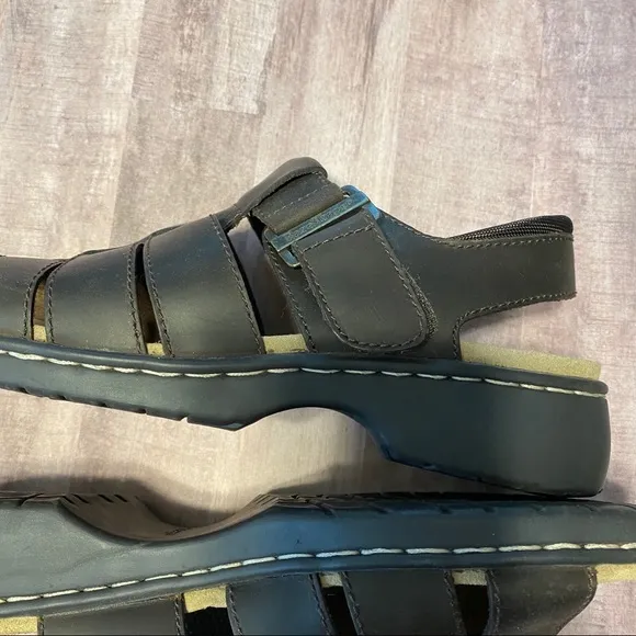 BEARTRAP sandals with Velcro side closure