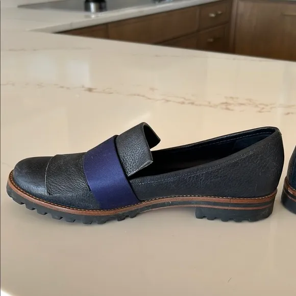 Bernardo Women’s Navy and Blue leather loafers with waffle sole.