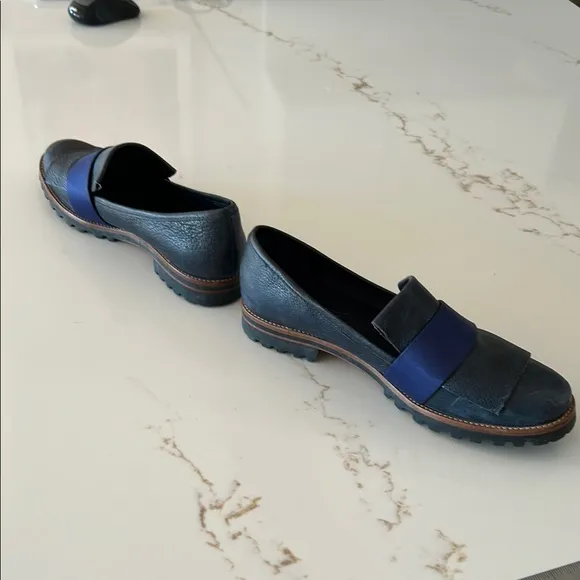 Bernardo Women’s Navy and Blue leather loafers with waffle sole.