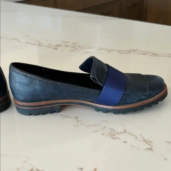 Bernardo Women’s Navy and Blue leather loafers with waffle sole.
