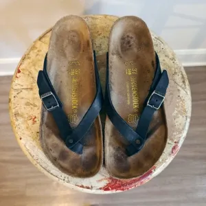 Birkenstock Thong Sandals in Black Size 37