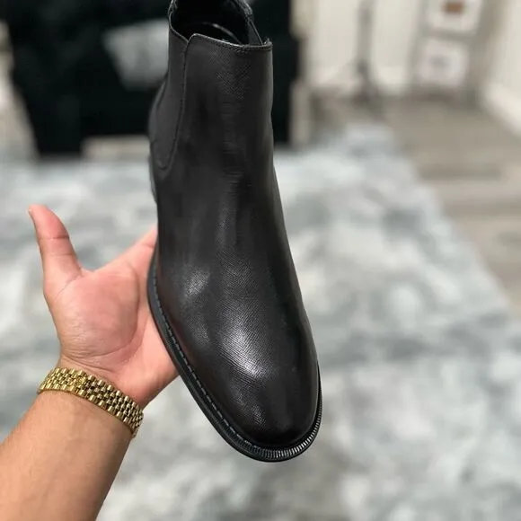 Black Chelsea Boots with Smooth Leather and Elastic Panels