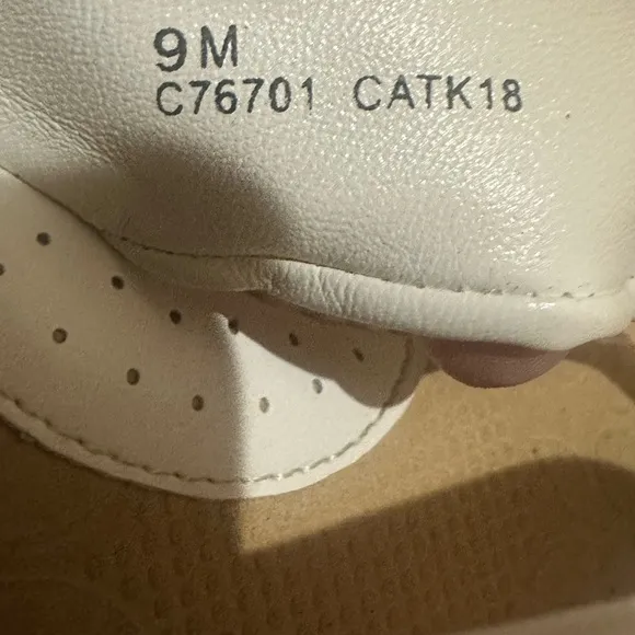 Born‎ Concept Women’s White Thong Sandals Size 9