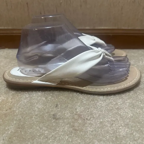 Born‎ Concept Women’s White Thong Sandals Size 9