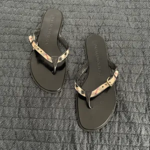 Burberry Black and Tan Check Sandals Sleek Thong Design