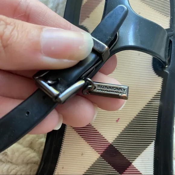 BURBERRY black / nova check jelly thong sandals 37