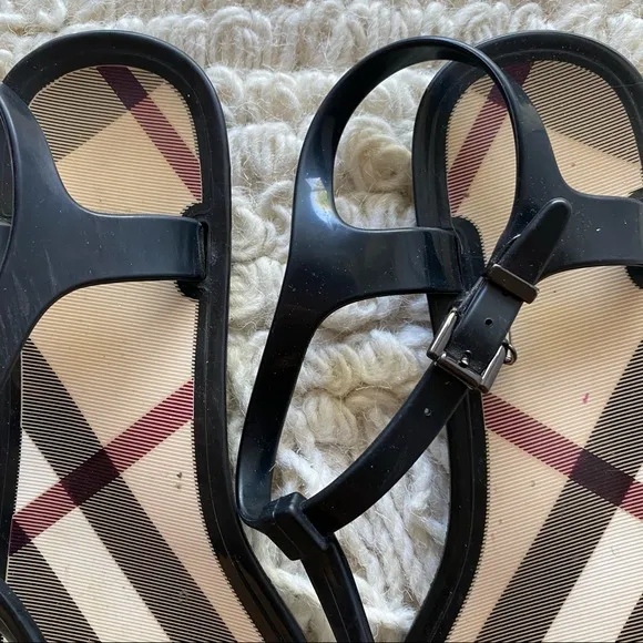 BURBERRY black / nova check jelly thong sandals 37