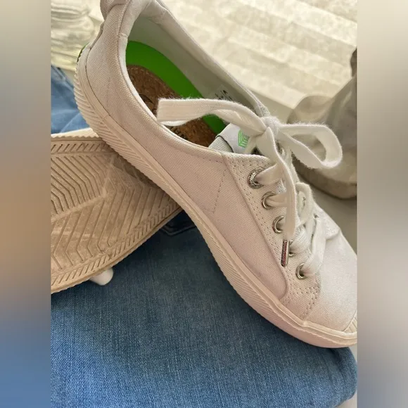 Cariuma Canvas Sneakers size 7.5
