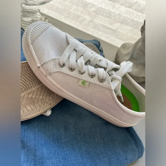Cariuma Canvas Sneakers size 7.5